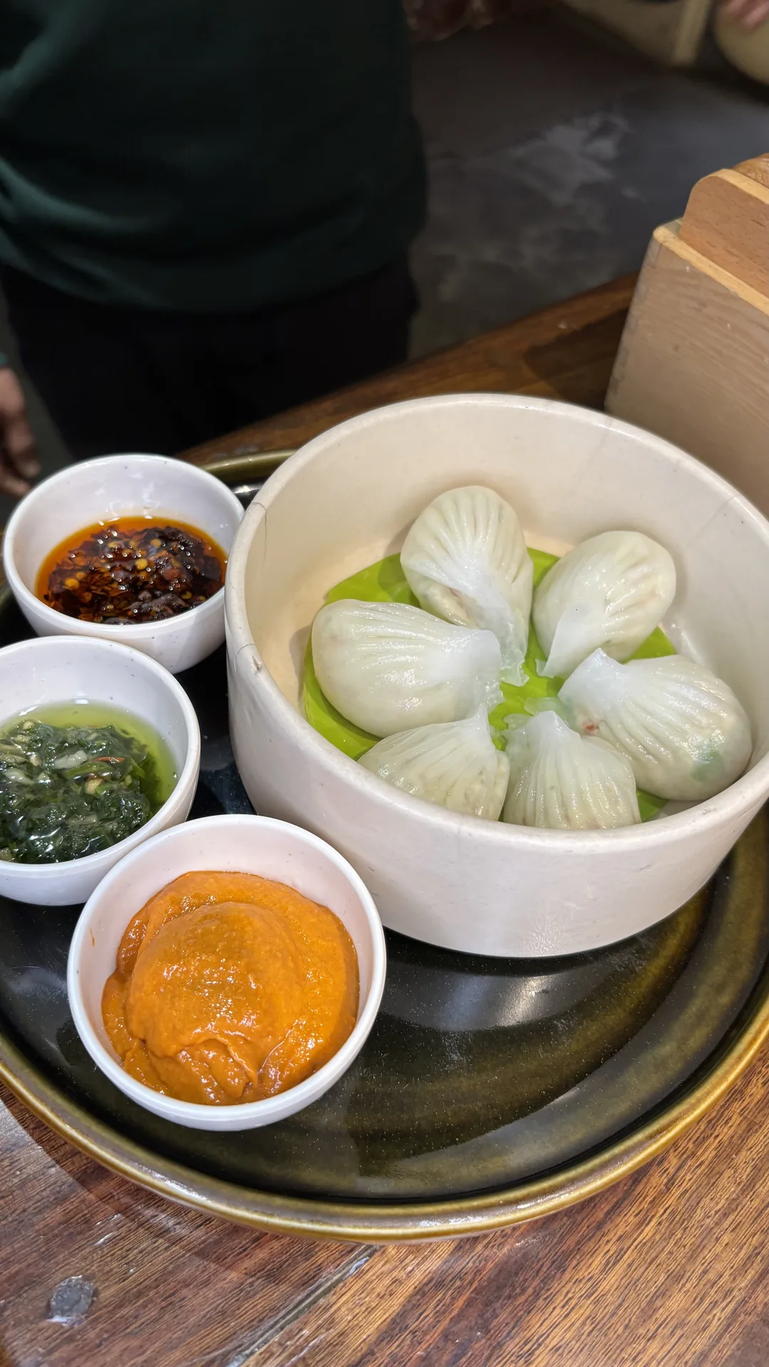 Steamed crystal dimsums filled with rich cream cheese and fresh chives, served with house chili dip and fresh microgreens.